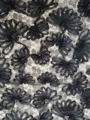 芯を取られた刺繍党は黒い3Dスパンコールのアップリケの生地をひもで締める