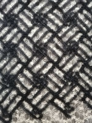 テュルの網の刺繍の黒い花のアップリケのレースの生地