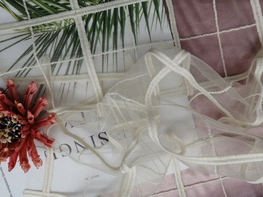 服のための幾何学的な刺繍されたレースの生地の白いレース材料