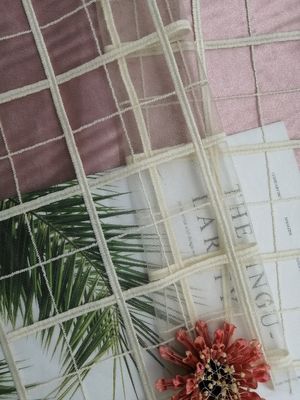 服のための幾何学的な刺繍されたレースの生地の白いレース材料