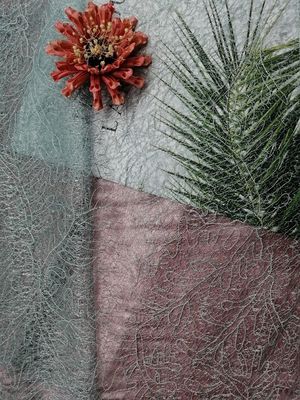 青く優美なテュルの網によって刺繍されるレースの生地