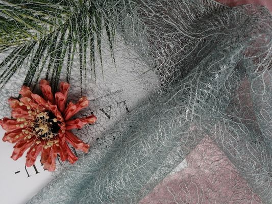青く優美なテュルの網によって刺繍されるレースの生地