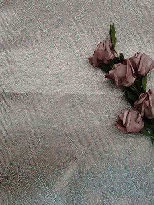 青く優美なテュルの網によって刺繍されるレースの生地
