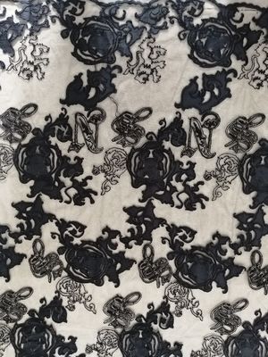 黒いレーザーはアップリケ刺繍の生地によって刺繍されたレースの生地を切った