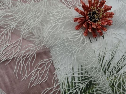 刺繍はレースの生地の白い結婚のレースの生地を束ねた