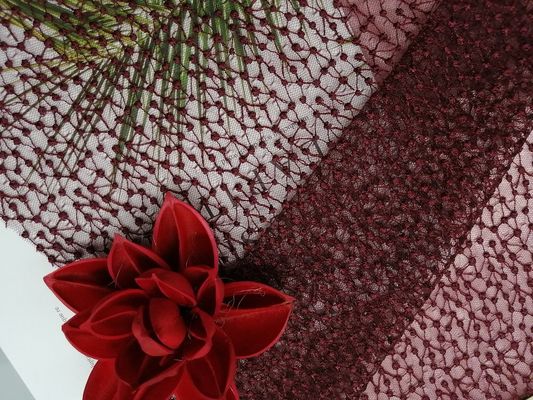 寝具の記事はワイン レッドのポルカ ドットのテュルの刺繍された生地を一致させる