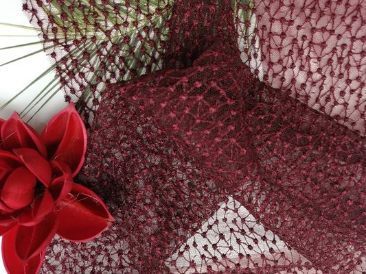 寝具の記事はワイン レッドのポルカ ドットのテュルの刺繍された生地を一致させる