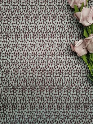寝具の記事はワイン レッドのポルカ ドットのテュルの刺繍された生地を一致させる