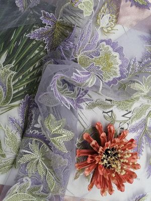 女性の衣服のための花の着色された刺繍されたレースの生地