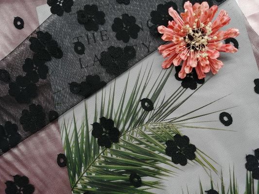 リサイクルされたアゾの自由な女性は緑の刺繍されたレースの生地に服を着せる