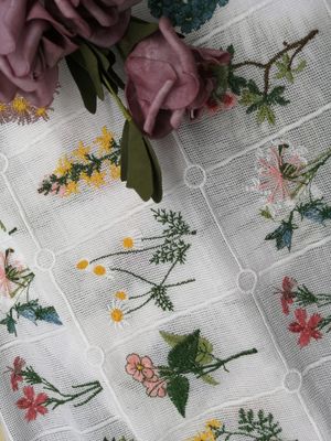 色によって刺繍される3D花のレースの生地80ヤードの綿9の