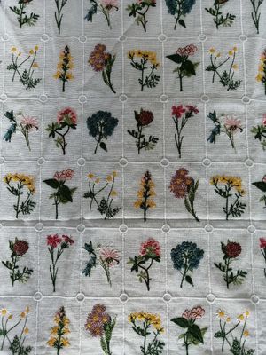 色によって刺繍される3D花のレースの生地80ヤードの綿9の