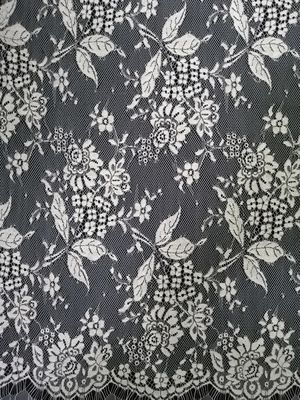 調子-白く黒いフランスのChantillyの花の服装の生地にある調子を与えなさい