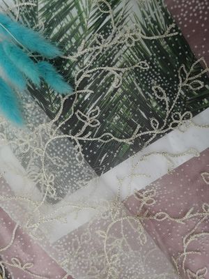 群がらせたメッシュ生地の花のレースを群がらせる刺繍をポルカ ドット
