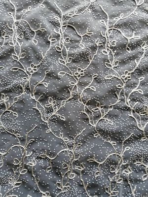 群がらせたメッシュ生地の花のレースを群がらせる刺繍をポルカ ドット