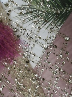 金の花のスパンコールの刺繍された生地