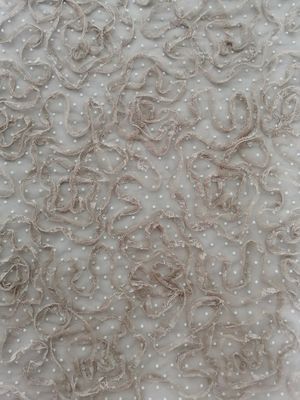 カーキ色のアップリケ刺繍の生地