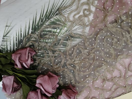 カーキ色のアップリケ刺繍の生地