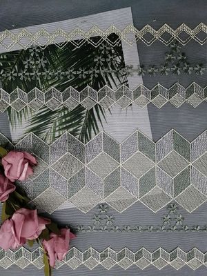 幾何学的で白い刺繍されたテュルの生地の贅沢な花嫁のレースの生地