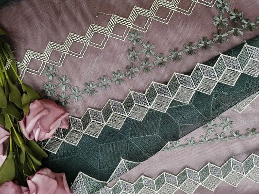 幾何学的で白い刺繍されたテュルの生地の贅沢な花嫁のレースの生地