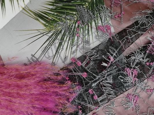 ピンクのアフリカの花のテュルの網によって着色される刺繍の生地