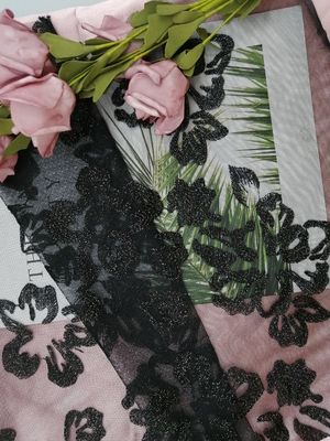 黒く敏感な束ねられた3D花のレースの生地は花嫁の生地を刺繍した