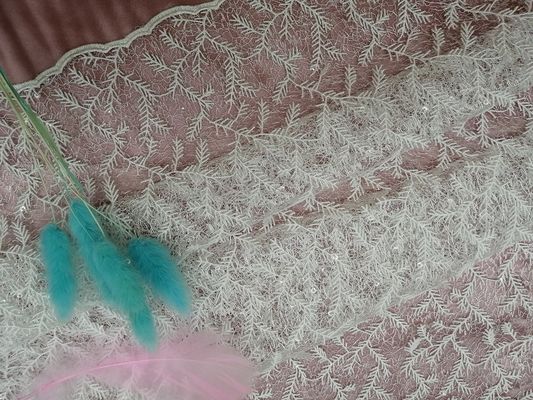 Ecoの友好的で敏感な3D花の白い刺繍のレースの生地