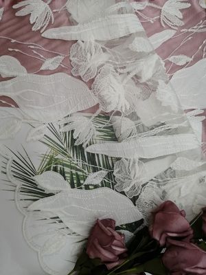 白いレーザーはテュルのアップリケ刺繍のカット・ワークのレースの生地を切った