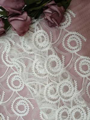 白い刺繍されたレース無光沢ポリエステル生地100ヤードの