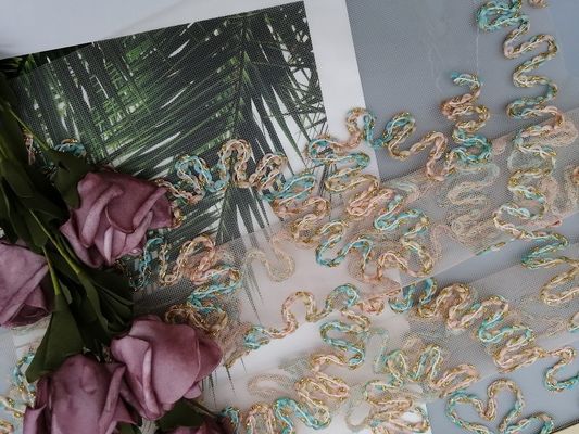 かぎ針編みはLurexの刺繍の金属レースの生地を束ねた