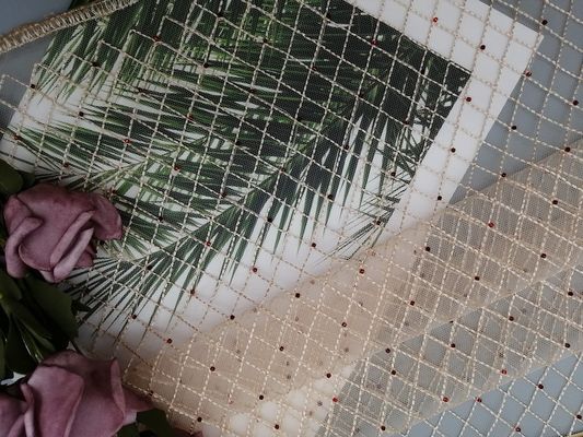 カーキ色のダイヤモンドはイブニング・ドレスのための赤いビーズの刺繍の生地を形づける
