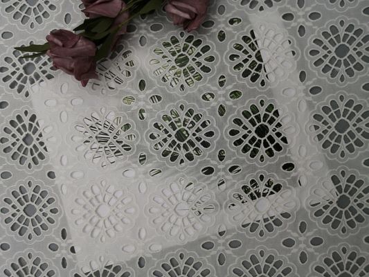 女性の服のための綿織物を切るアイレット網レーザー