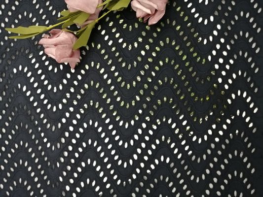 刺繍される黒い生地の服のための100%の綿のレースの生地に小穴をあける