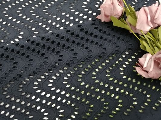 刺繍される黒い生地の服のための100%の綿のレースの生地に小穴をあける