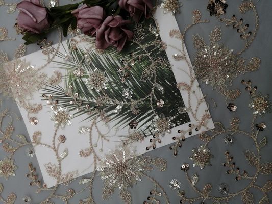 ピンクの花のスパンコール党はウェディング ドレスのための刺繍の生地に玉を付けた