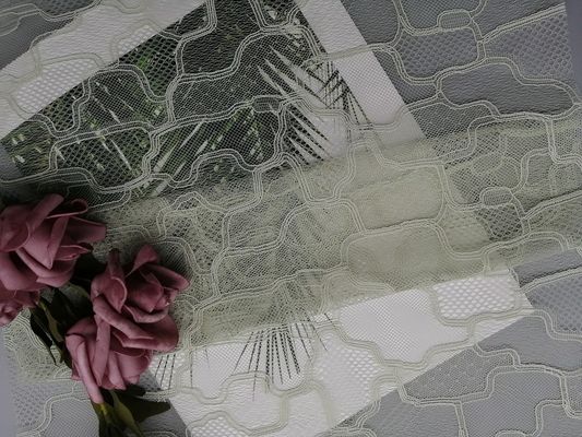 刺繍の網のフランスのChantillyの装飾的で幾何学的なレースの生地