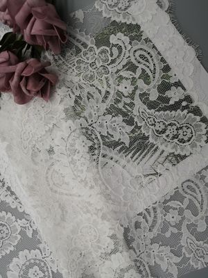 軽量のフランスのChantillyペーズリーの白い花嫁のレースの生地
