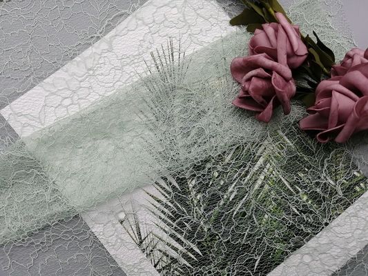100%のポリエステルによって束ねられたレースの生地は色の刺繍された生地をカスタマイズした