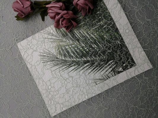 100%のポリエステルによって束ねられたレースの生地は色の刺繍された生地をカスタマイズした