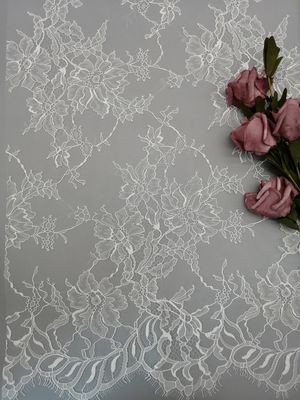100%のナイロン145CM白い花のレースのテュルのメッシュ生地の刺繍の柔らかいレースの生地