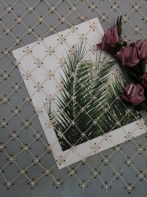 幾何学的なビーズの刺繍の生地