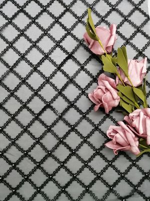 白いGeoは刺繍の生地に玉を付けた