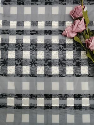 縞で飾られる格子縞パターン刺繍はチェック模様の印刷物の生地をひもで締める