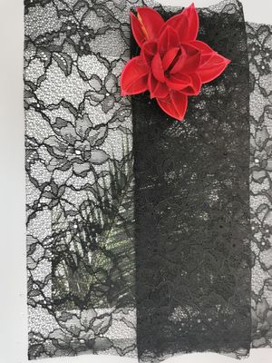 100%ナイロン黒いフランスのChantillyの刺繍のRaschelのレースの生地