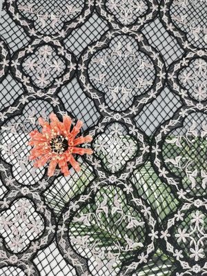 水溶性の刺繍は花の化学レースの生地を着色した