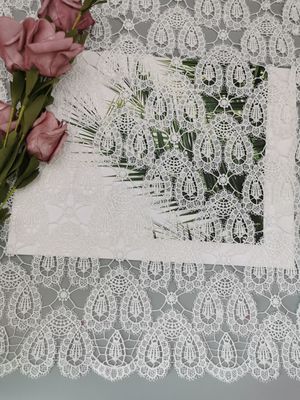 中心パターン刺繍のかぎ針編みのレースの生地の化学ウェディング ドレスのレース