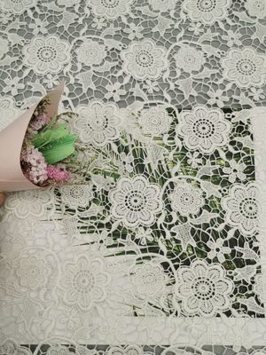 化学花の刺繍のヘビー級のレースの生地をかぎ針で編みなさい