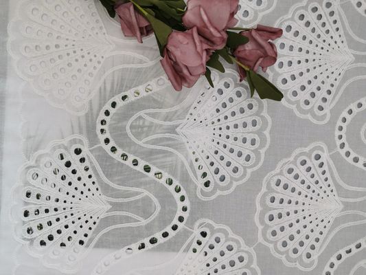 白い花嫁のレースの貝パターンはアイレット生地の100%の綿を刺繍した