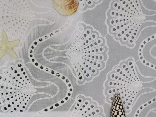 白い花嫁のレースの貝パターンはアイレット生地の100%の綿を刺繍した