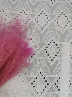ダイヤモンド パターン レース アイレット白い綿のBroderieの生地